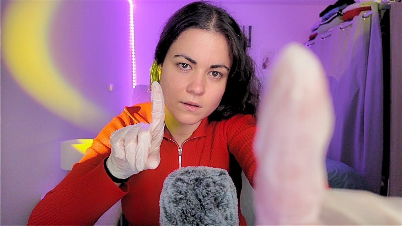 FACE TOUCHING AVEC DES GANTS EN LATEX