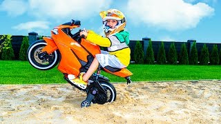 Маленький БАЙКЕР... Tisha ride on a children&#39;s motorcycle and stuck in the ground .
