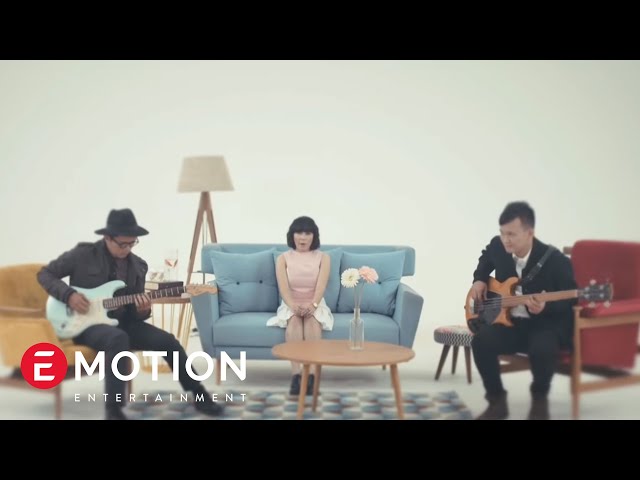 Cassandra - Cinta Dari Jauh (Official Music Video) class=