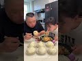 愚かな旦那は頑張って紅焼肉を隠したが、最後はお腹いっぱい饅頭を食べた