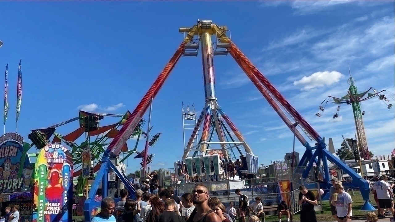 christmas relax stream with decorations, carnival ride no talk just ...