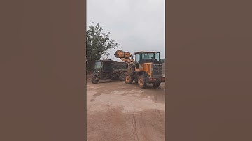 Máy xúc lât múc cát lên công nông  ba bánh chuyển công trình#shorts