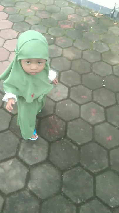 ketika anaka belajar jalan,sandal citcit jadi andalam😂😂 #jalan #wisata #anaklucu #anakhebat