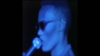 Grace Jones - Walking In The Rain 12" (remixed video)