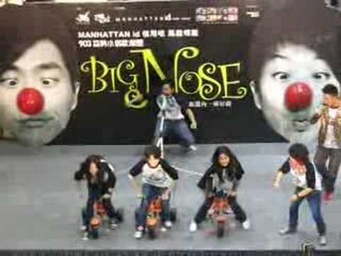 森美用牙拉車?!