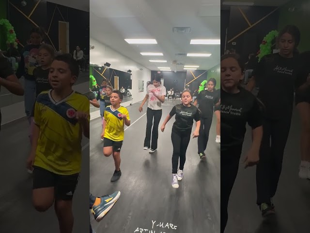 💃✨ Nuestro programa infantil y juvenil de baile es mucho más que aprender pasos. 🌟 Aquí, no solo crecemos como bailari