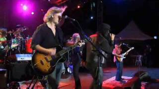 Love Train (LIVE) - Hall & Oates with Maxi Priest, Billy Ocean and T-Bone Wolk chords