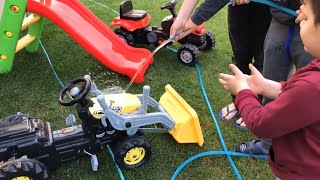 Çocuklar traktörleri ve kaydırağı çamura bulamış hortumla güzelce heryerini yıkayıp tertemiz yaptı screenshot 2