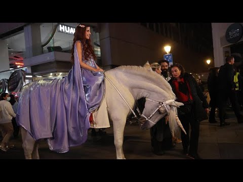 Unicornios toman la Gran Vía de Madrid y cortan el tráfico