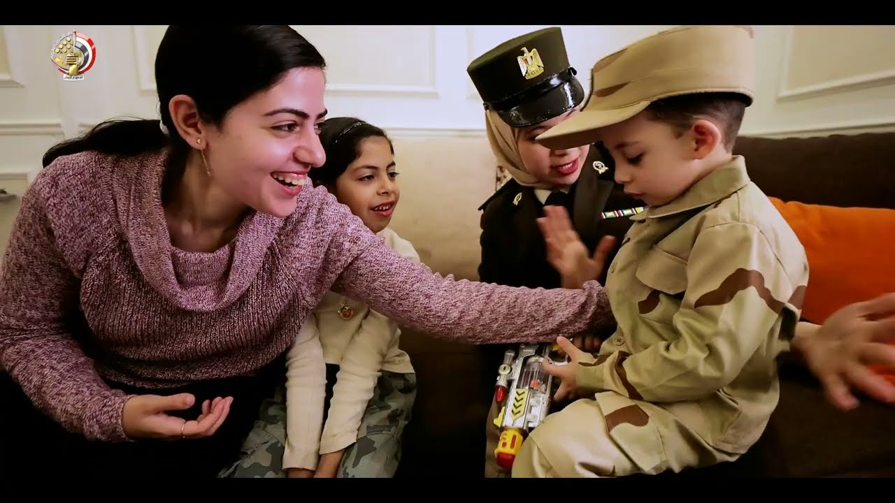 القوات المسلحة تُقدم هدايا لأولاد الشهداء: أبناء لكل المصريين «فيديو» - أخبار مصر - الوطن