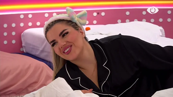 Banorët nisin ditën me pozitivitet, Miri i ledhaton flokët Selinës