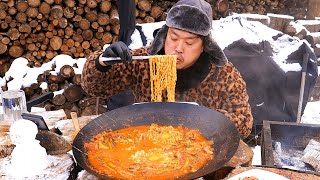 산채에 눈이 쌓이고 영하11도에서 먹어주는 대파 소고기 듬뿍듬뿍 넣고 끓여 먹는 라면!