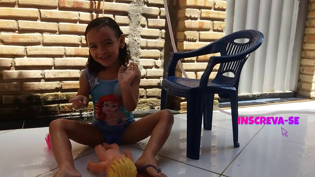 Muita diversão no banho de mangueira | CANAL DA JULINHA