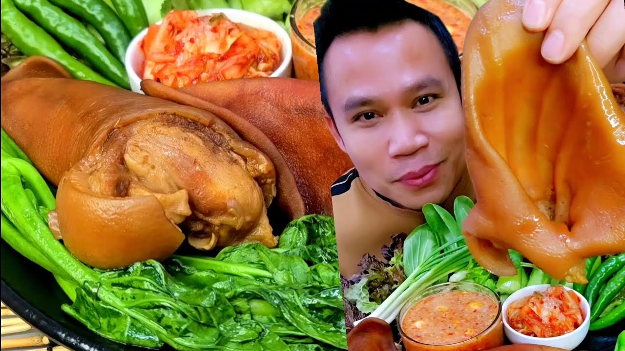 Тушеные свиные уши в соевом соусе, подаются с вкусным и острым соусом из морепродуктов.