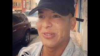 Daddy Yankee Caminando por Su Antiguo Barrio