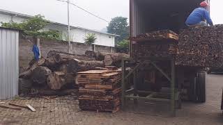 Loading Wood to Container by peterson depari 979 views 5 years ago 1 minute, 14 seconds