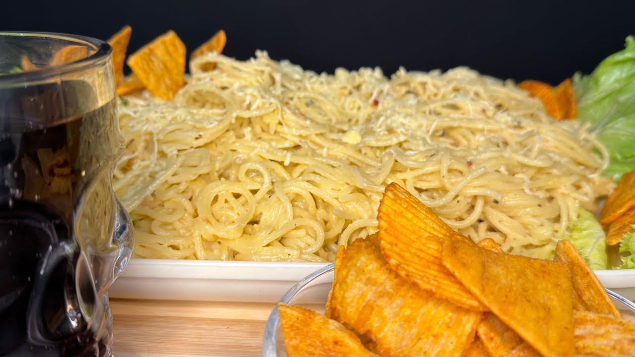 Eating 🍽️ White Souce Spaghetti 🍝 with Some chips 😋😇