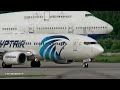 Боинг 737 EgyptAir на фоне Боинга 747 Трансаэро