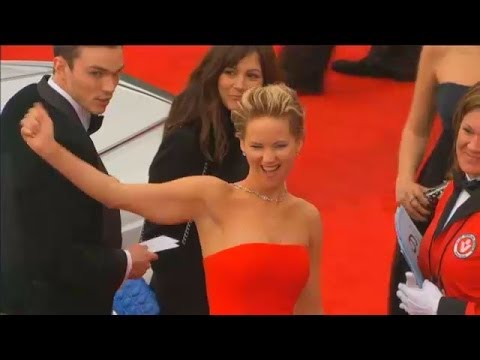 Jennifer Lawrence falls on Oscars 2014 red carpet