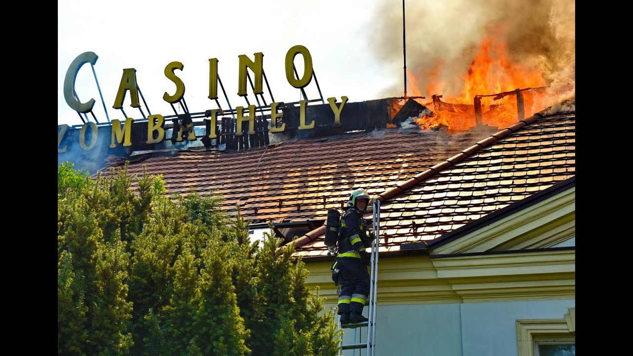 A lángoló szombathelyi Brenner Villa, a korábbi Casino épületének oltása