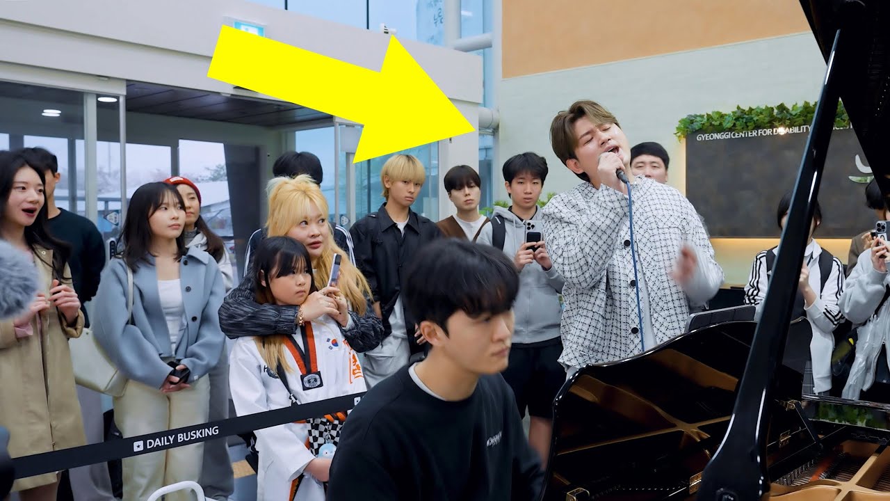 감미로운 목소리로 노래하는 우디의 