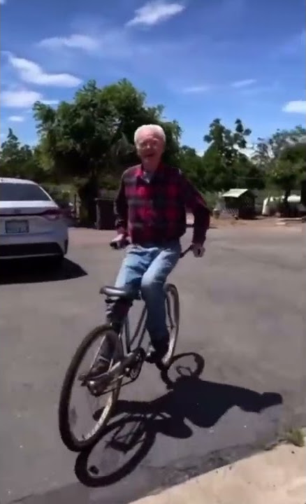 Kakek Naik Sepeda Mundur