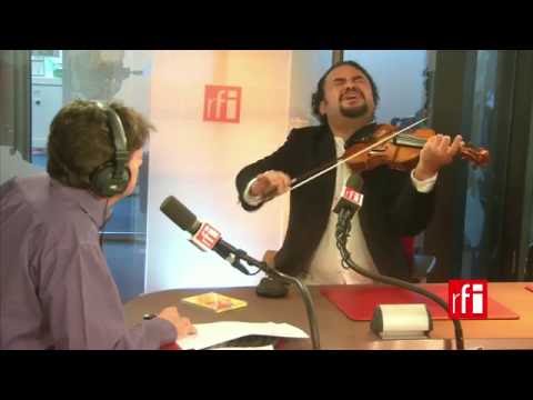 El violinista venezolano Alexis Cárdenas con Jordi Batallé en RFI