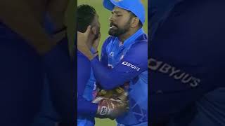 Rohit Sharma ने पकड़ी Dinesh Karthik की गर्दन Resimi