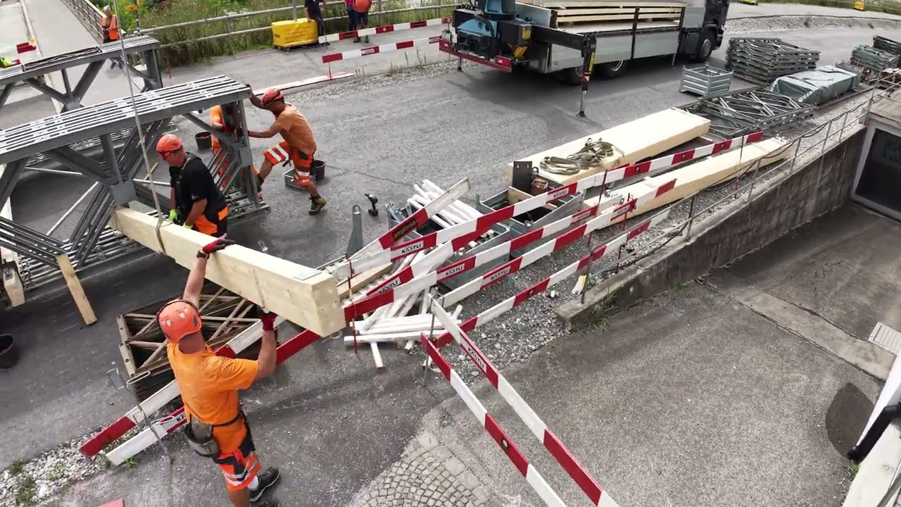 2025-07-29 Zusammenbau temporäre Hilfsbrücke über die Sense für Zufussgehende und Radfahrende