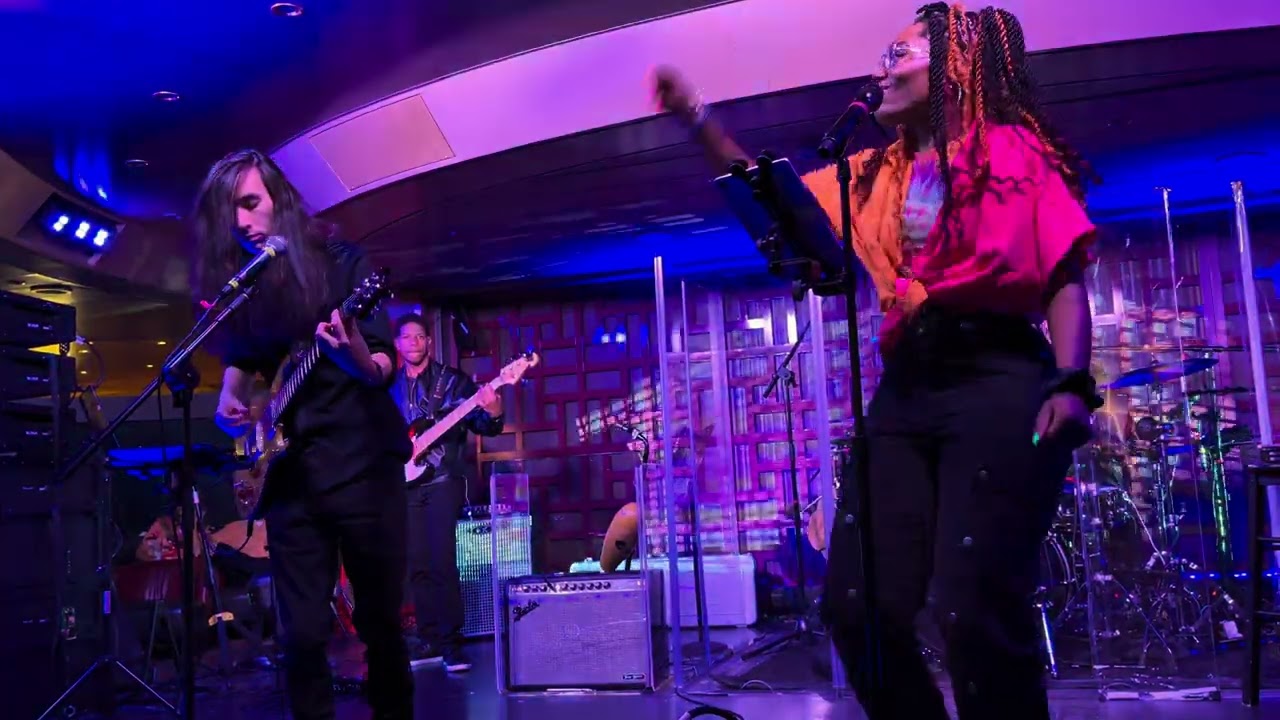 Risse sings Sweet Dreams on the Koningsdam