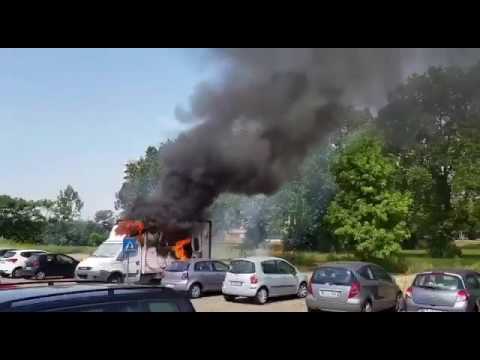 Milano-Meda furgone in fiamme