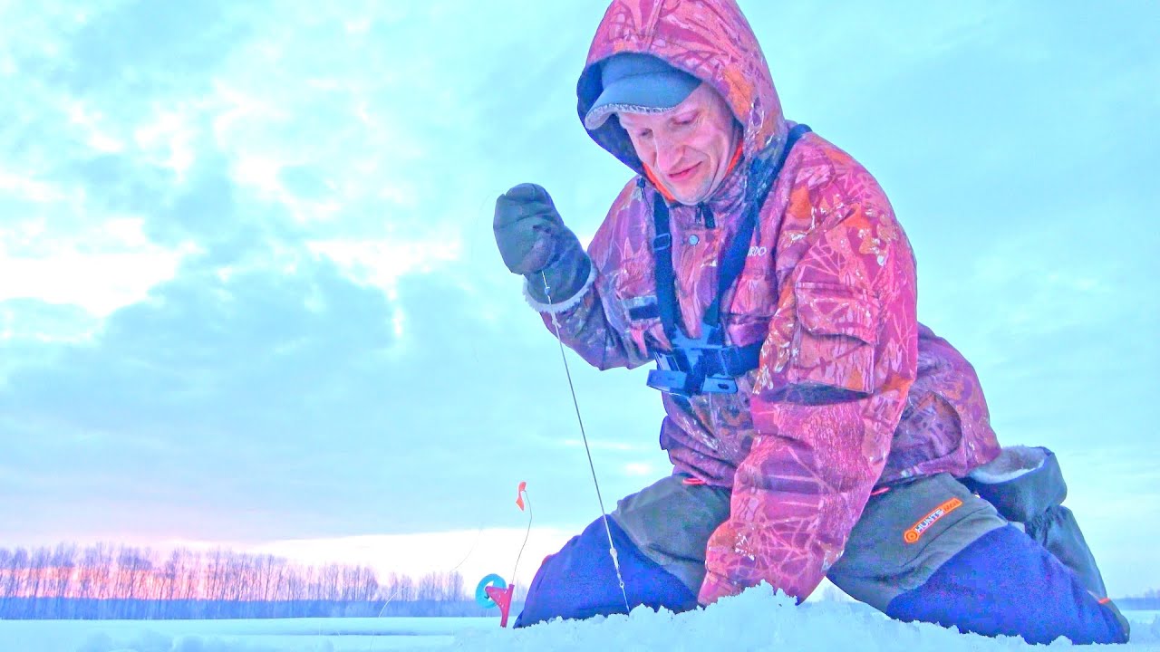 ЛЕЗЕТ В ЛУНКУ ХВОСТОМ ВВЕРХ! ХОРОШАЯ РЫБА! - YouTube