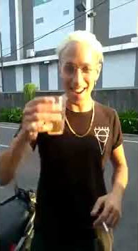 Orang barat minum sopi