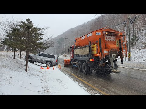 사륜 구동차도 눈길엔 쳐박됨 ㄷㄷ 산악지방 오실땐 단디 준비하소 들!