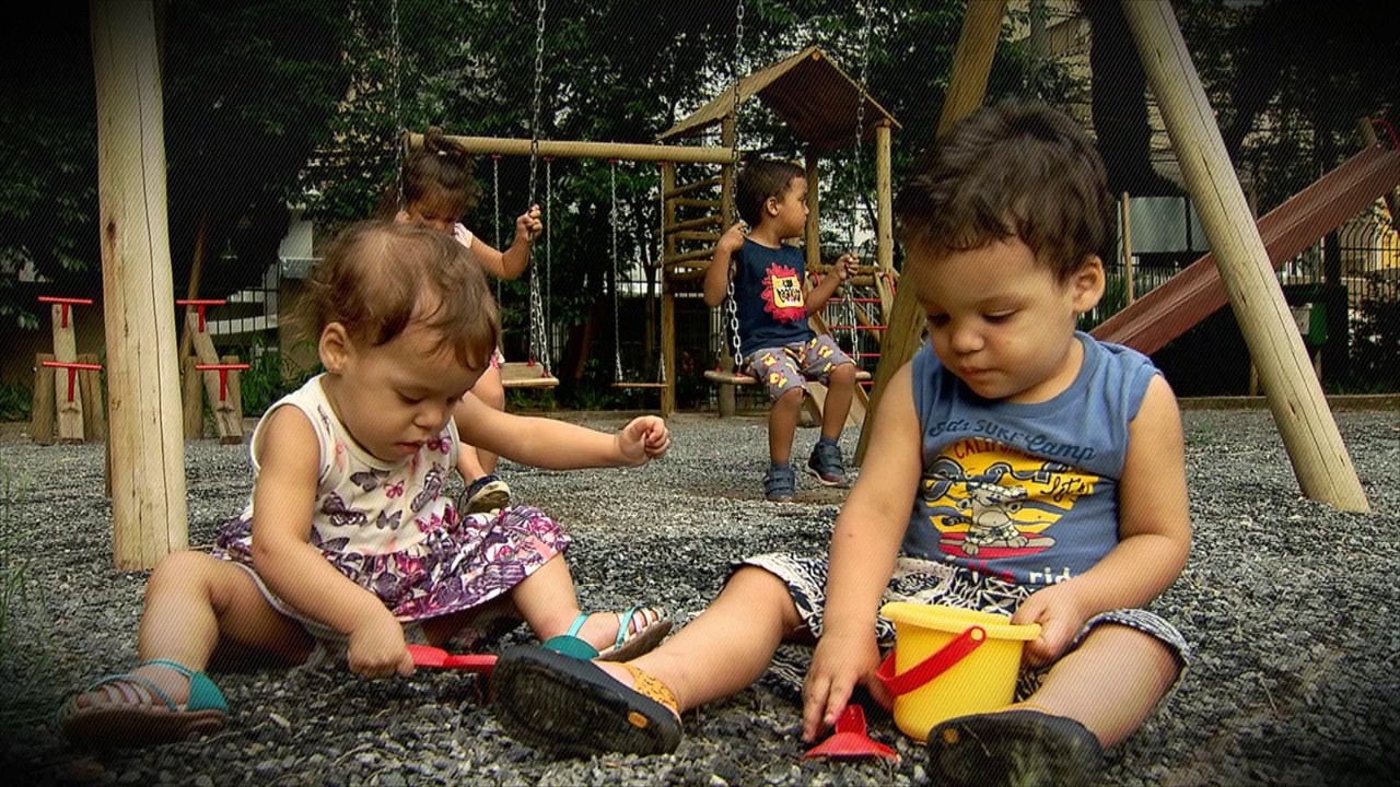 Câmera Record mostra rotina de casal que tem trio de gêmeos