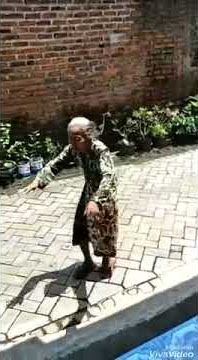 Nenek joget sahur (lucu dan gokil)