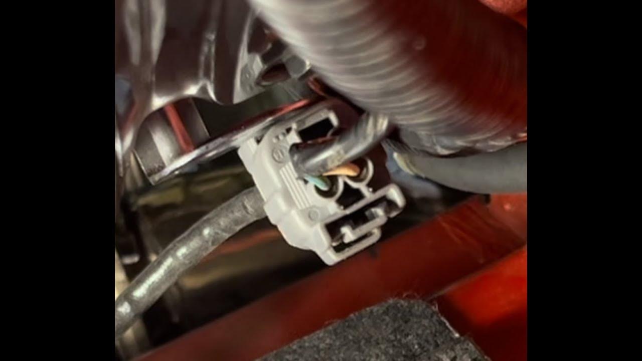 Trick for disconnecting Honda O2 sensor connectors - YouTube