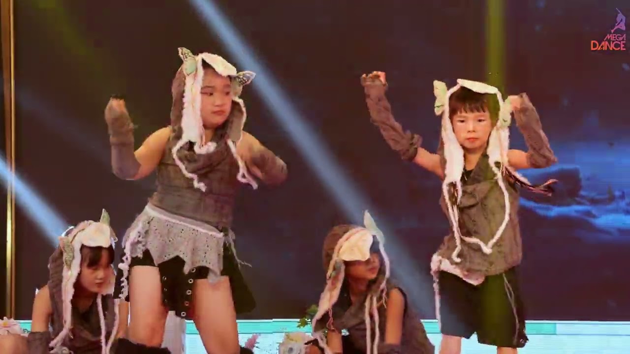 Howling | MegaDance | Tổng kết năm 2025 - Mùa xuân cổ tích