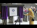 Visite surprise d'Elizabeth II pour inaugurer une ligne de métro portant son nom | AFP Images
