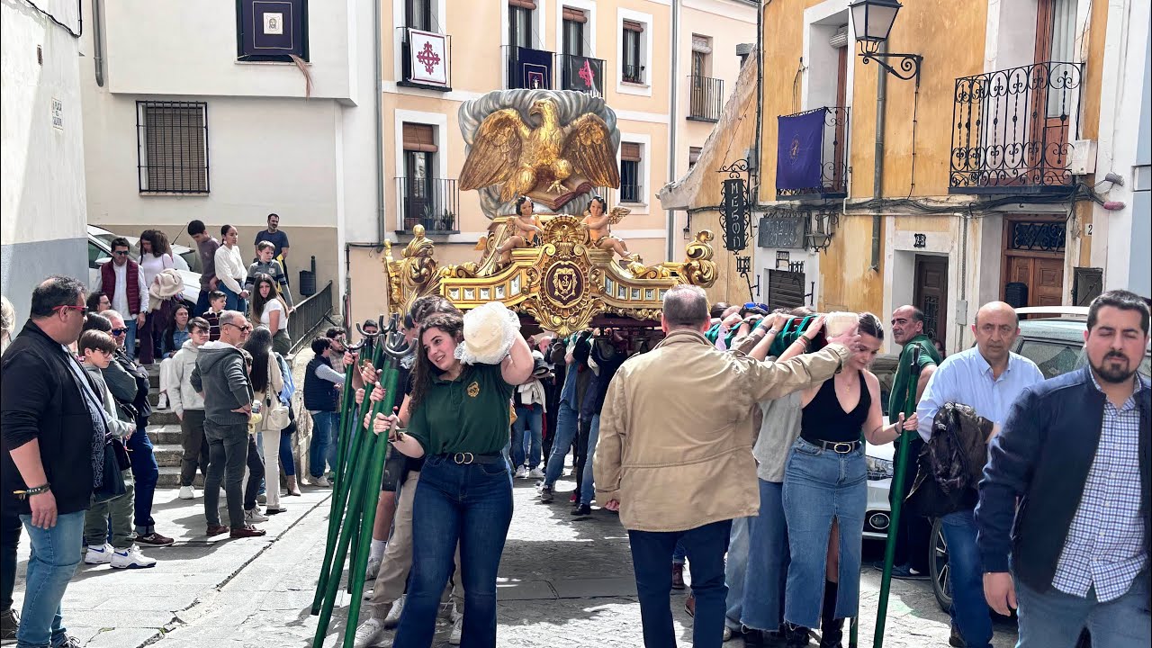 Preparativos y puestas en andas en la iglesia de El Salvador