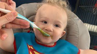 Baby trying first time baby food green piece! Малыш впервые пробует зеленый горошек, детское питание