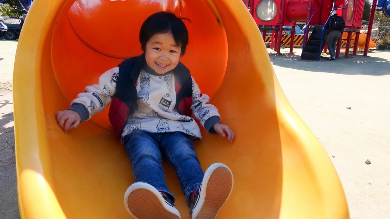 恐竜の滑り台がある公園で遊ぼう！巨大な恐竜！ レオスマイル