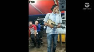 Pengamen jalanan ompong lucu dan kocak, Menghibur pegawai paket JNE yg lagi makan bareng