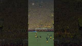 لقطة رائعة للغاية جماهير دورتموند تحي اللاعبين وتدعمهم بعد خسارة الدوري الألماني ..