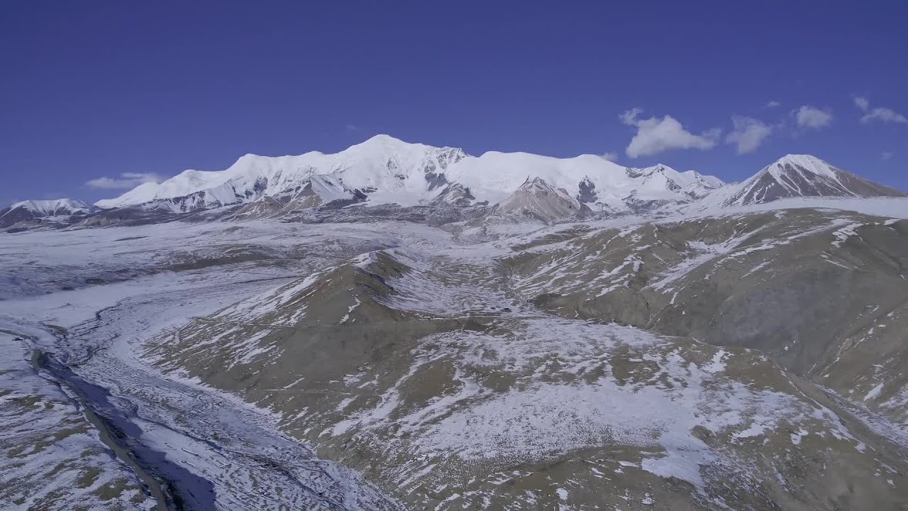 壮大な銀世界、「黄河流域の山の王」アムネマチン 青海省 - YouTube