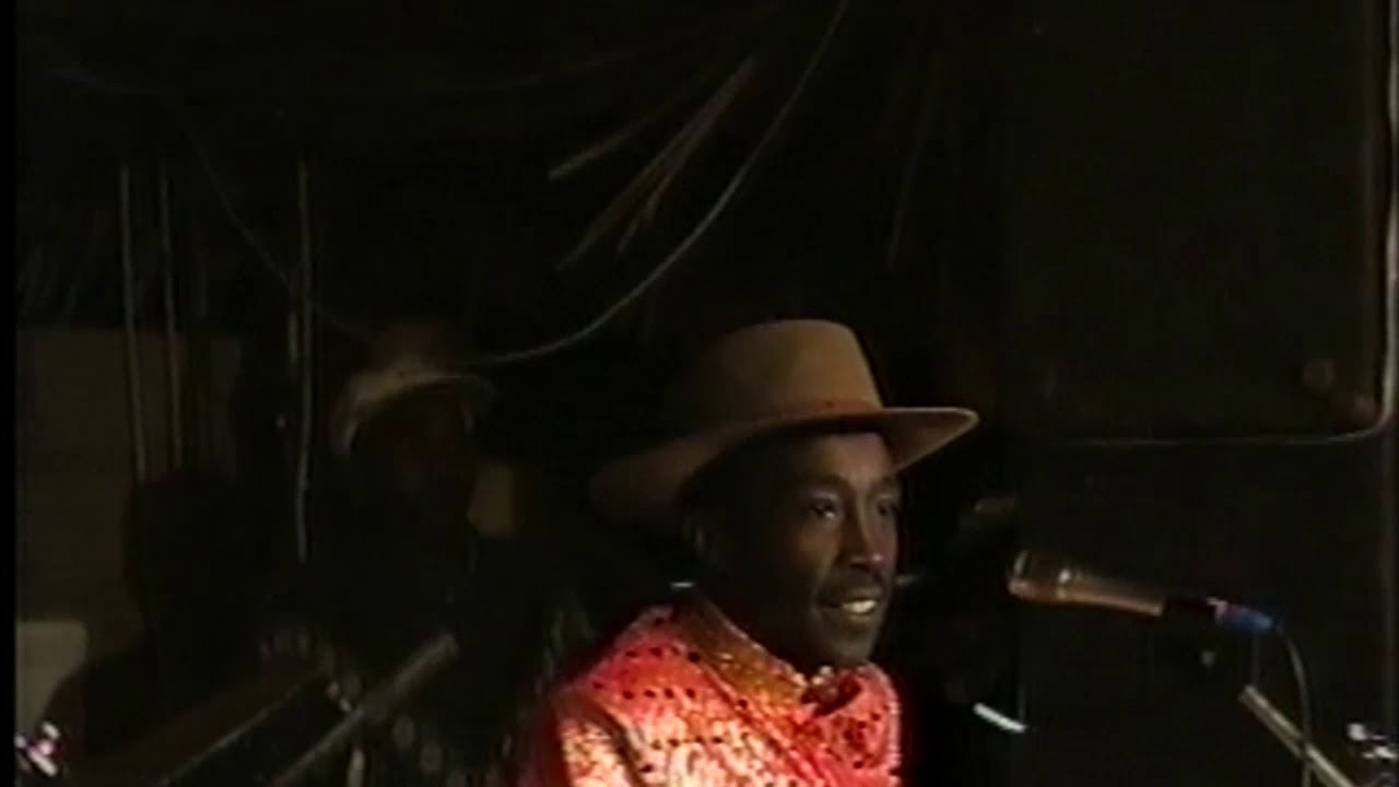 Sammy Muraya performing FLORA in the year 2000