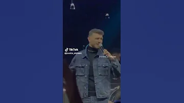 لو بس ترجع خطوتين بتهز كتافك ع اليمين الشامي 