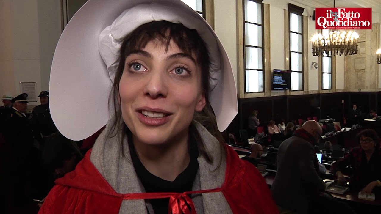 Milano, le “ancelle” di Non una di meno contro la mozione anti-aborto: “No al Medioevo”