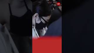 Jennie Ghen Tỵ Rosé, Che Mặt, Bị Mắng Không Oan?