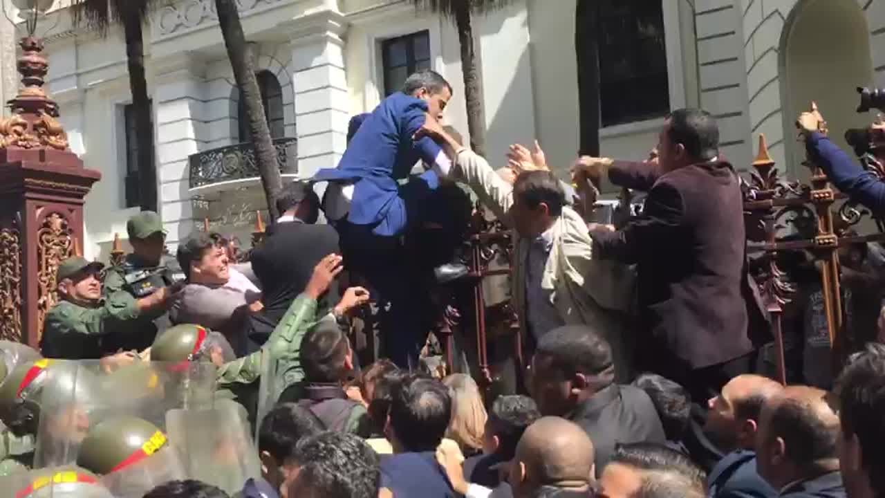 Juan Guaidó intenta entrar en la Asamblea Nacional mientras la policía se lo impide